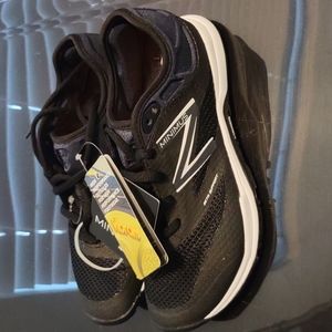 New Balance Minimus, Youth size 5 NWT